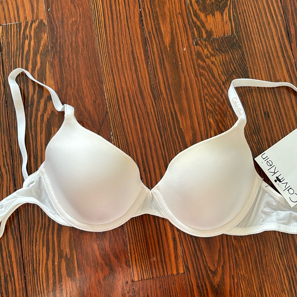 NWT Calvin Klein T-shirt bra - 34A in white